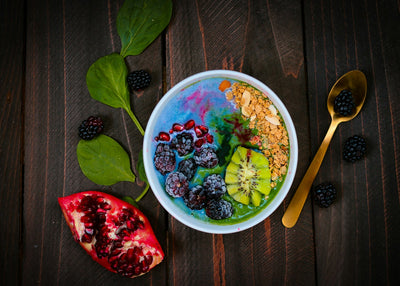 Smoothie bowl azul-verde de espirulina