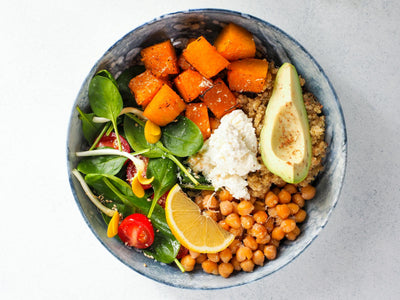 Bowl energético de quinoa con verduras asadas y semillas
