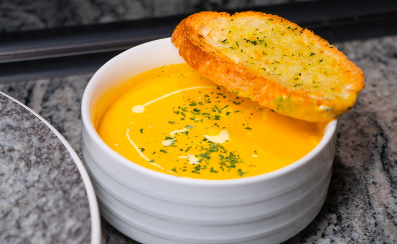 Crema de calabaza con cúrcuma, jengibre y leche de coco