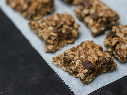 Granola casera crujiente de avena, frutos secos y miel