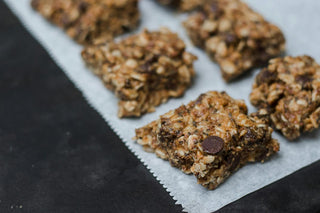 Granola casera crujiente de avena, frutos secos y miel