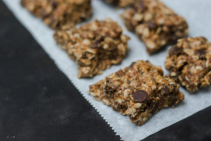 Granola casera crujiente de avena, frutos secos y miel
