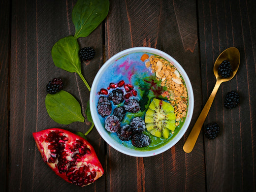 Smoothie bowl azul-verde de espirulina