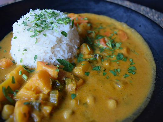 Curry dorado de garbanzo pedrosillano con basmati a la cúrcuma