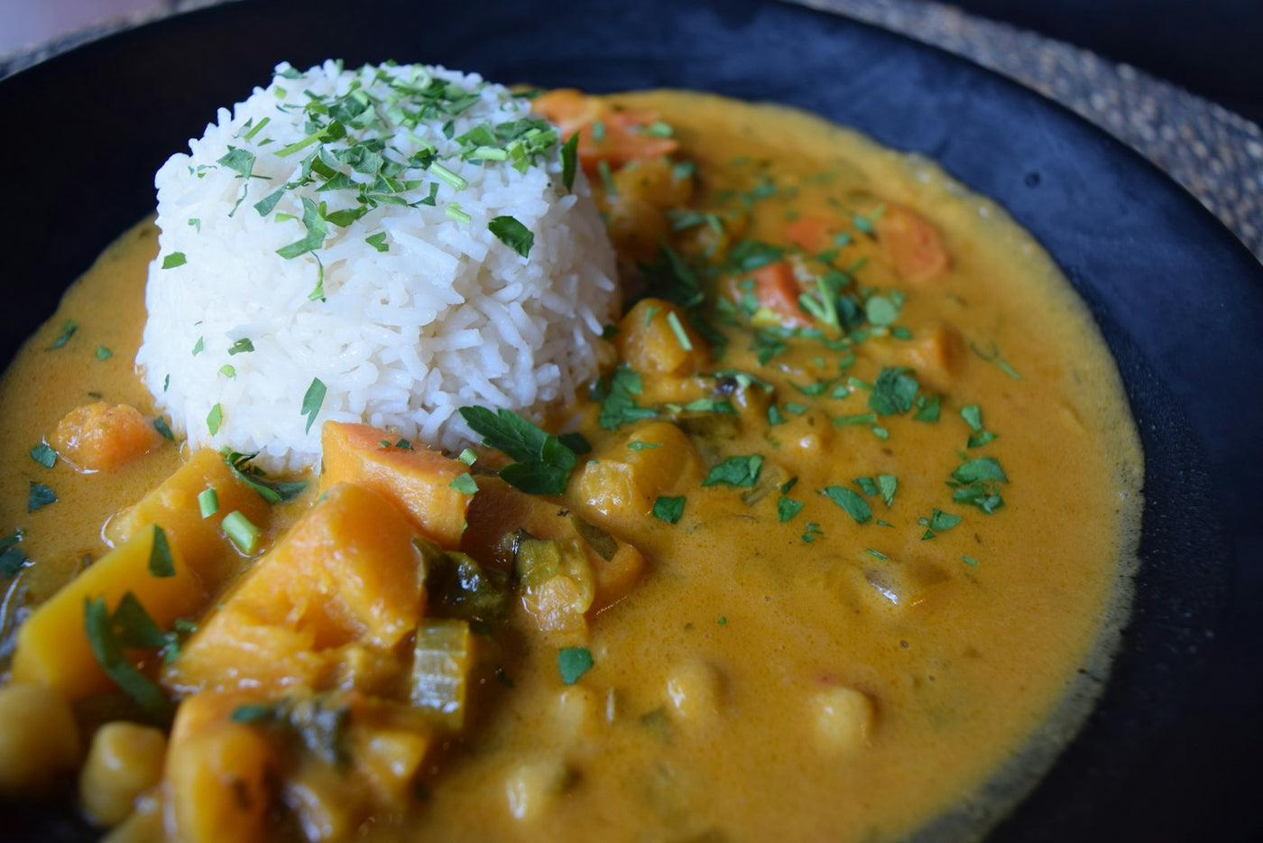Curry dorado de garbanzo pedrosillano con basmati a la cúrcuma