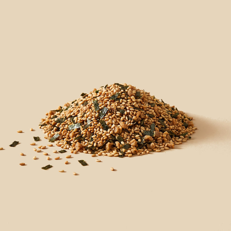 Furikake japonés de sésamo tostado y algas nori a granel sobre fondo beige